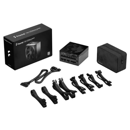 Zasilacz Fractal Design z opakowaniem, kablami i akcesoriami. Zestaw zawiera modularny zasilacz ATX, różne kable połączeniowe oraz torbę transportową.