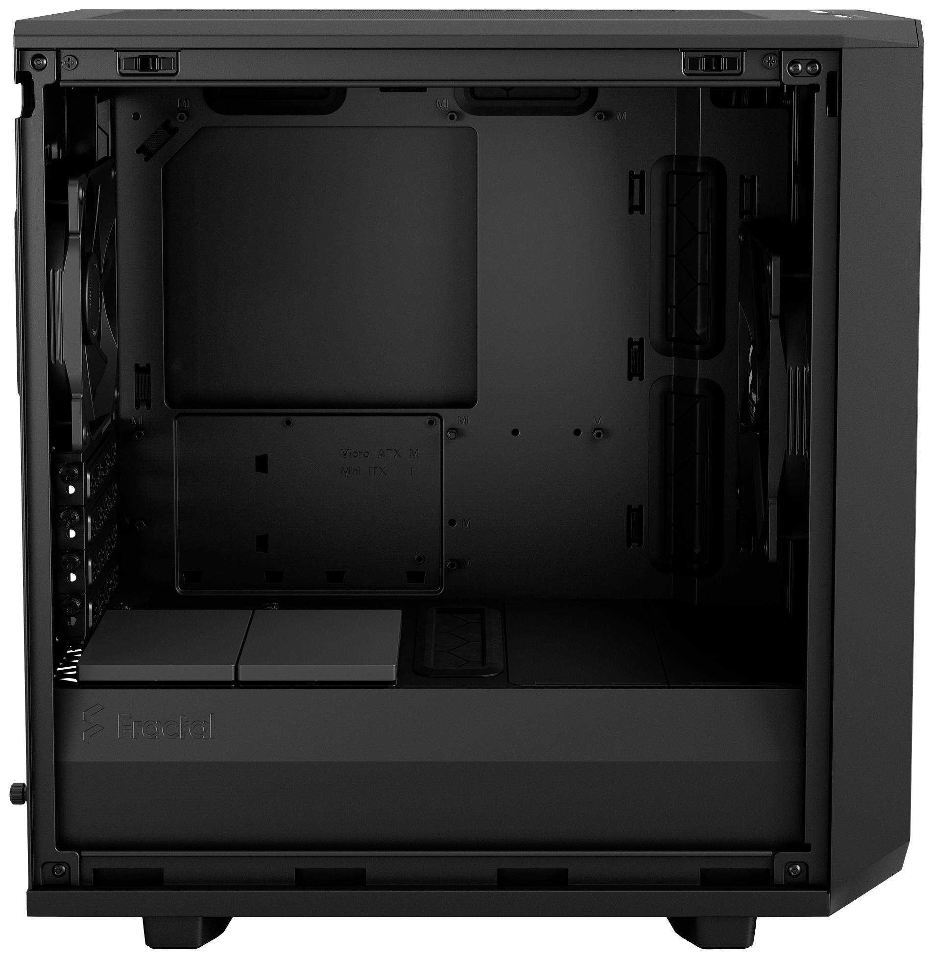 Czarna obudowa komputera z przezroczystą boczną ścianką. We wnętrzu widoczne są wentylatory i wolne sloty na komponenty.