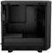 Czarna obudowa komputera z przezroczystą boczną ścianką. We wnętrzu widoczne są wentylatory i wolne sloty na komponenty.