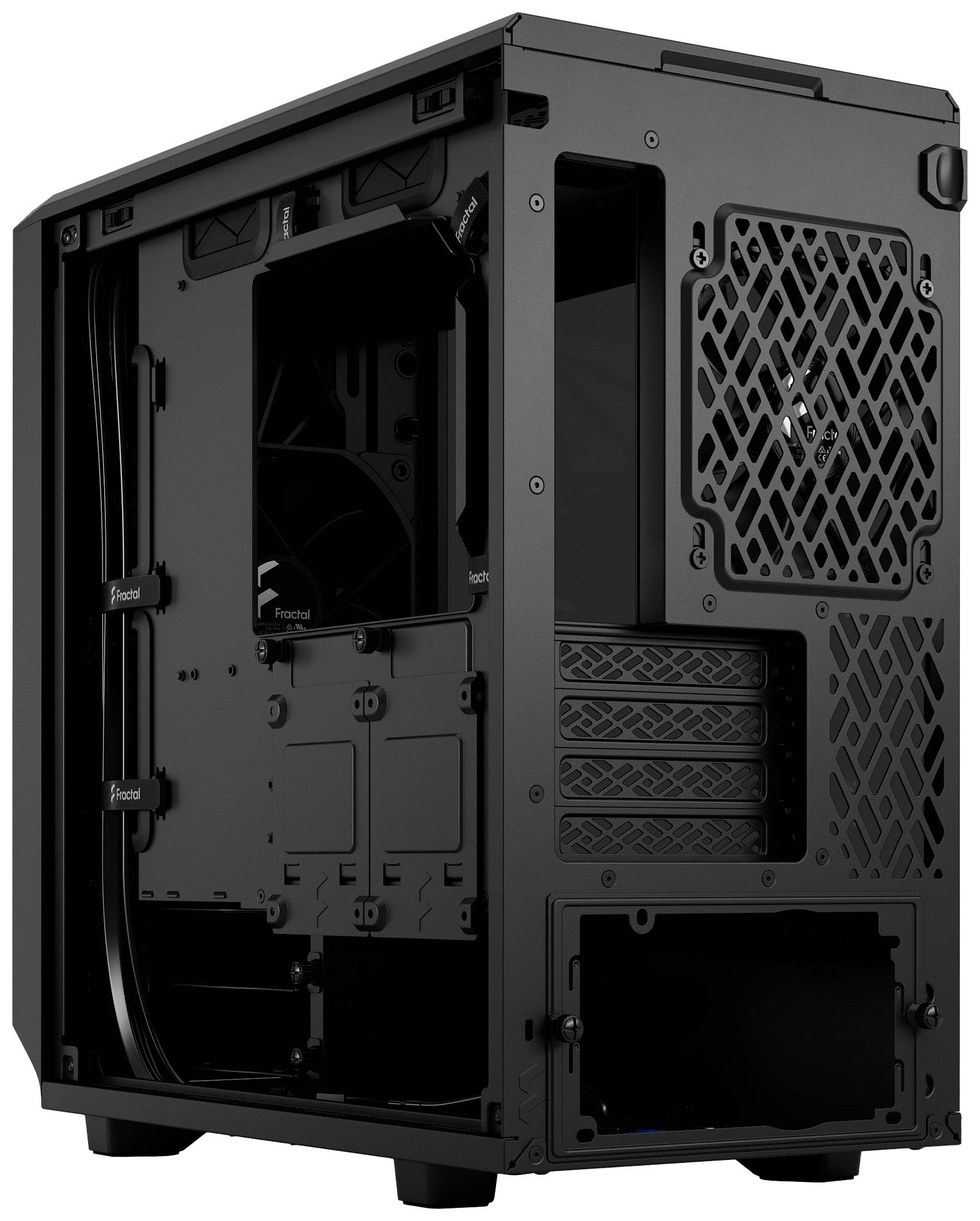 Obudowa komputera w kolorze czarnym, otwarta, z widocznym wnętrzem, mocowaniami wentylatorów oraz slotami na komponenty komputerowe.