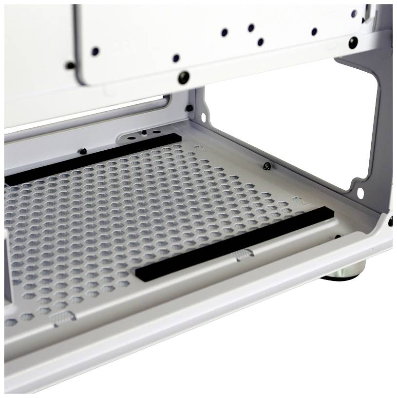 Pusta przestrzeń wewnętrzna obudowy komputera z perforowanym spodem do wentylacji, odpowiednia do montażu podzespołów sprzętowych.