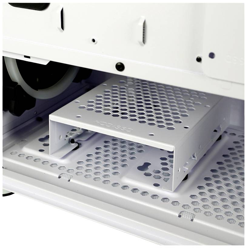 Biała, otwarta jednostka obudowy komputera z perforowaną metalową platformą wentylacyjną.