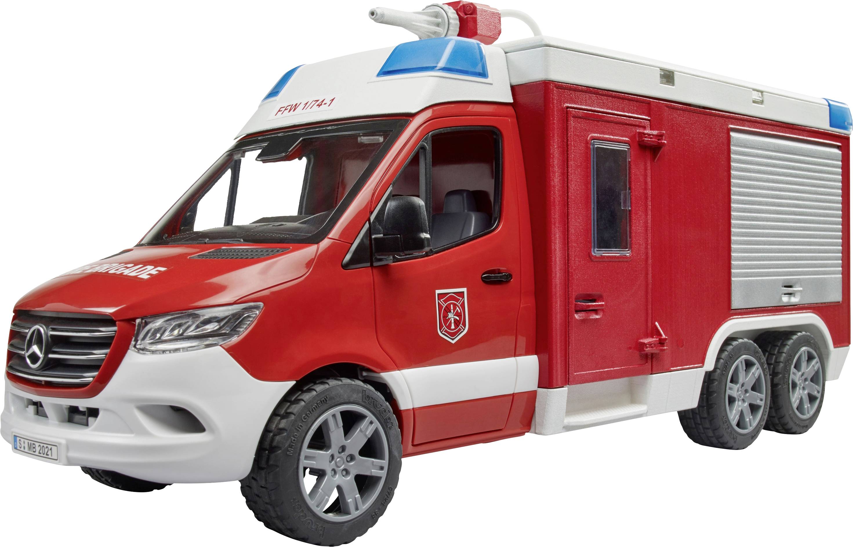 Czerwony zabawkowy wóz strażacki z niebieskim światłem i logo Mercedes. Szczegółowo odwzorowane cechy pojazdu, takie jak koła i drzwi.