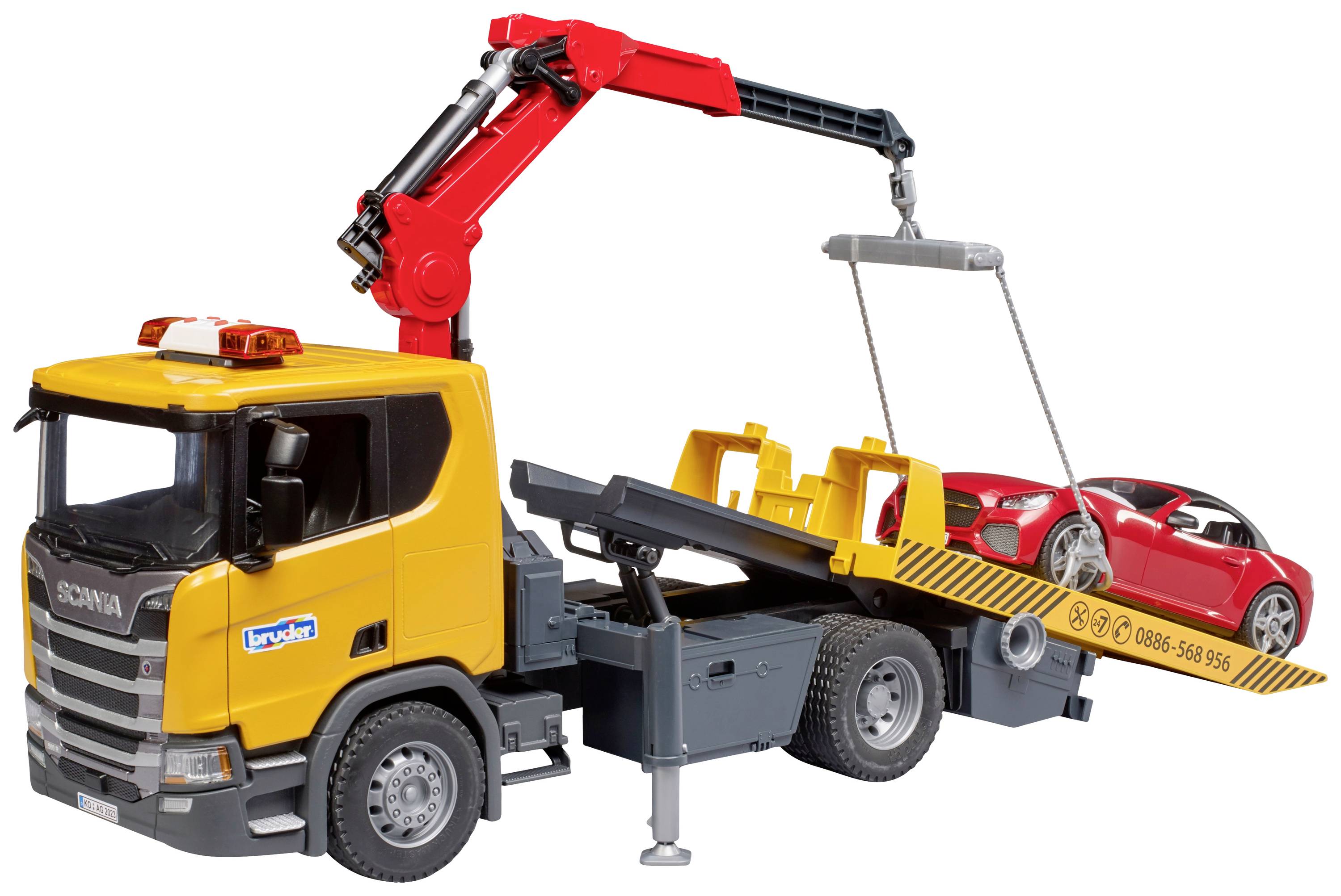 Żółty zabawkowy holownik podnosi czerwony samochód za pomocą dźwigu. Dźwig jest czerwony, a holownik posiada pomarańczowe światła.