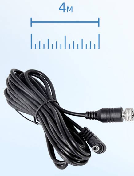 Czteroipółmetrowy czarny kabel z osłoną kątową na jednym końcu i wtyczką na drugim, przedstawiony na białym tle.