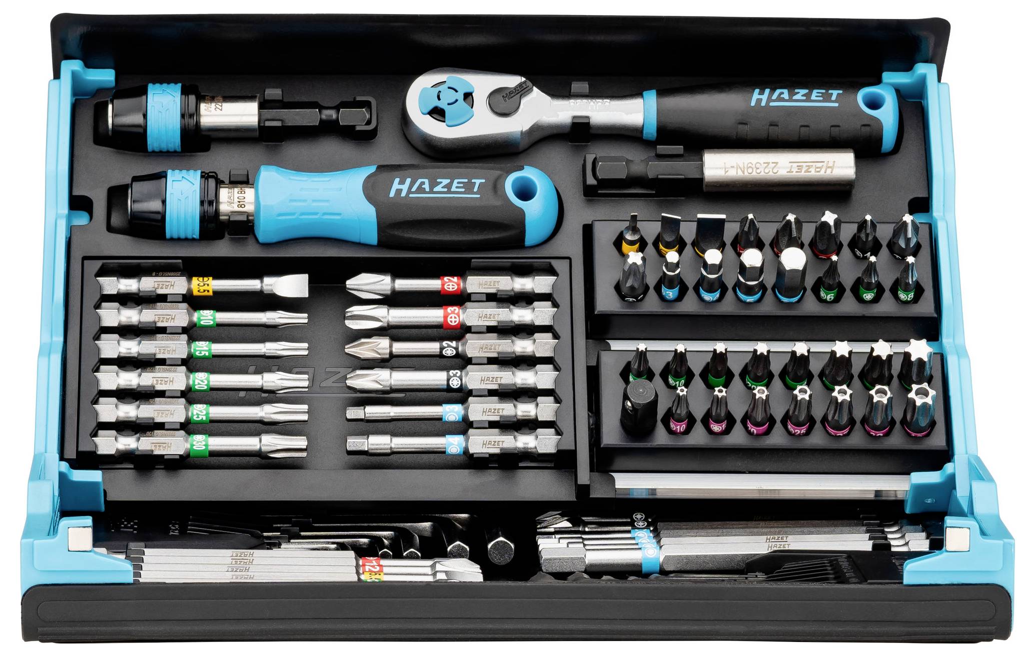 Zestaw narzędzi zawierający różne końcówki wkrętakowe, nasadki, grzechotkę i uchwyty, ułożone w czarno-niebieskim pudełku.