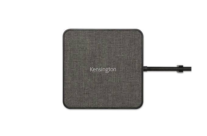 Czarny, kwadratowy ładowarka z powierzchnią pokrytą tkaniną, z napisem 'Kensington' pośrodku; kabel biegnie z boku.