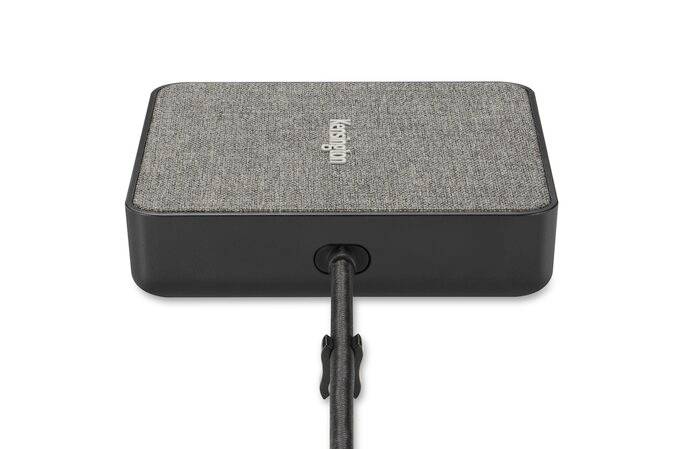 Bezprzewodowa ładowarka Kensington z szarą, materiałową powierzchnią i kablem USB. Elegancki design, odpowiednia dla różnych typów urządzeń.