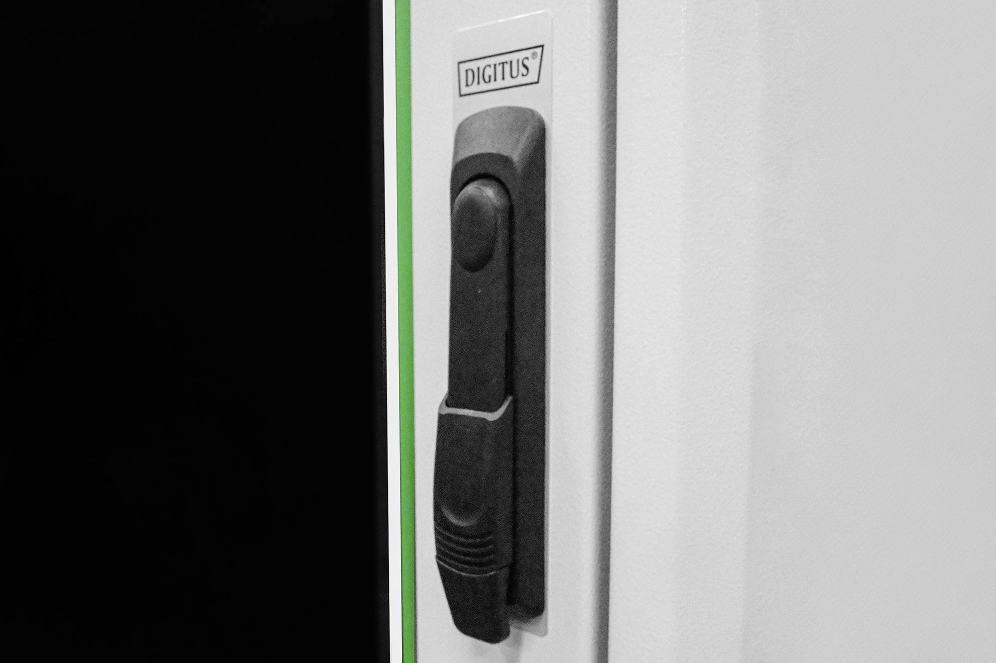 Uchwyt białych drzwi z czarną dźwignią i logo 'DIGITUS'.