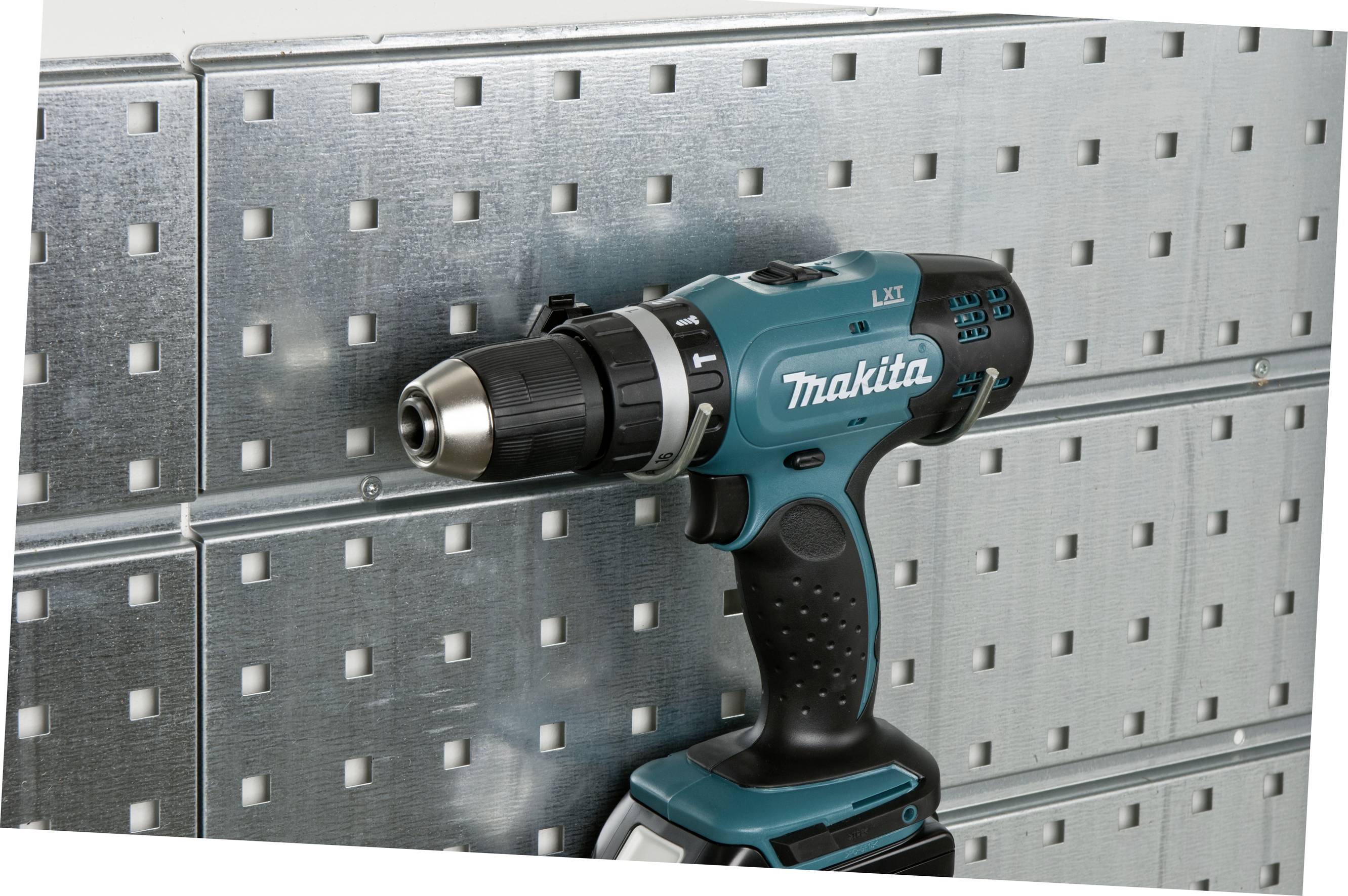 Akumulatorowy wkrętak marki Makita przymocowany do metalowej ściany, w przeważającej części w niebiesko-czarnej obudowie, wyraźnie widoczny z bliska.