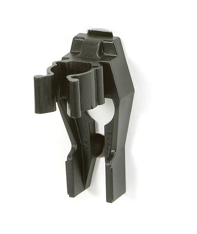 Czarny plastikowy klips do mocowania kabli na ścianie. Odpowiedni do wpinania kabli w celu zorganizowanej instalacji.