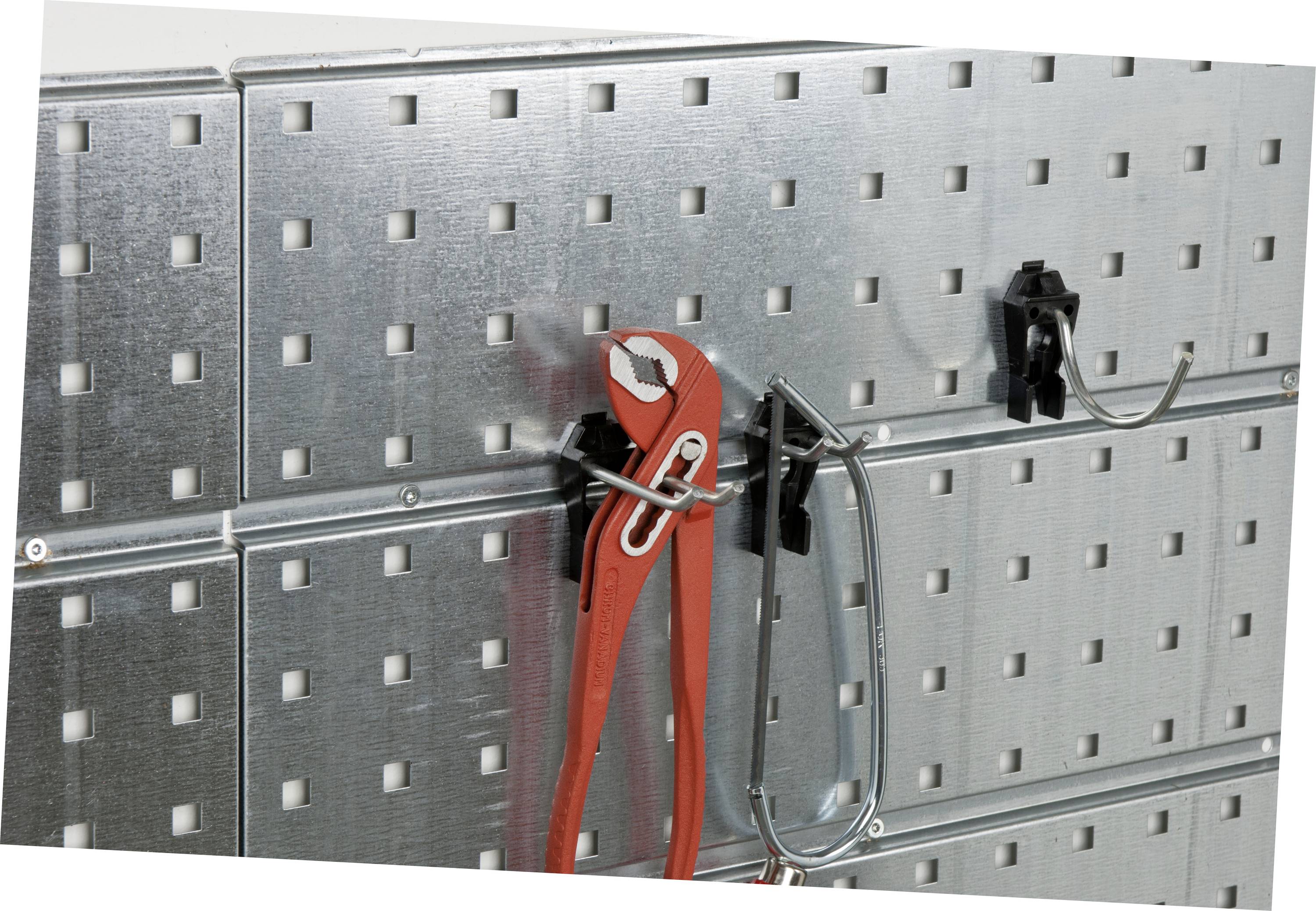 Metalowy system zawieszenia z perforowanym wzorem, do którego przymocowane są czerwone szczypce.