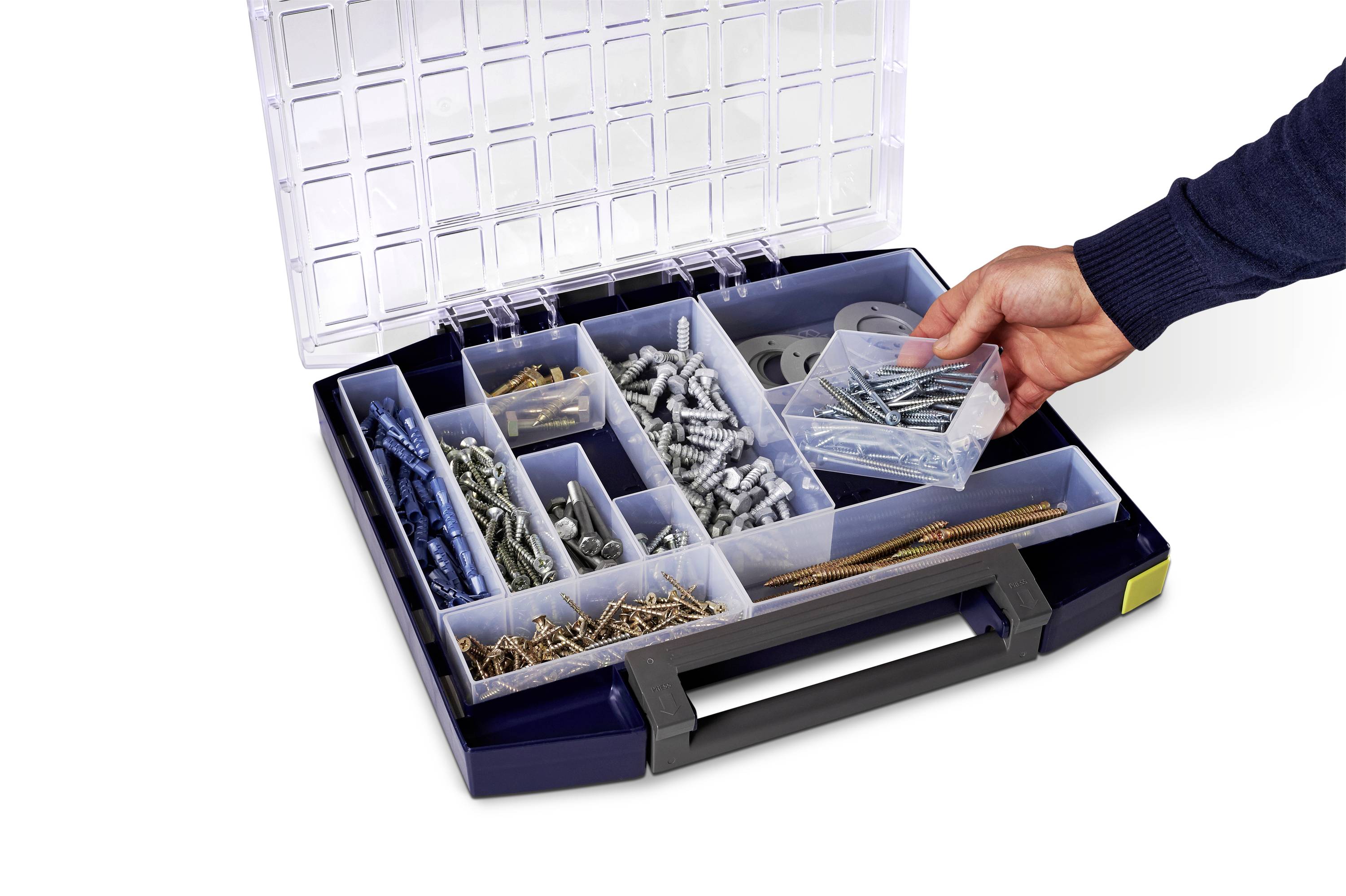 Otwarta skrzynka narzędziowa z różnymi przegródkami na śruby i gwoździe. Ręka trzyma przegródkę z śrubami.