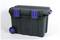 Ciemnoszara plastikowa skrzynka z pokrywą, wyposażona w dwa niebieskie klipsy i kółka, odpowiednia do przechowywania i transportu.