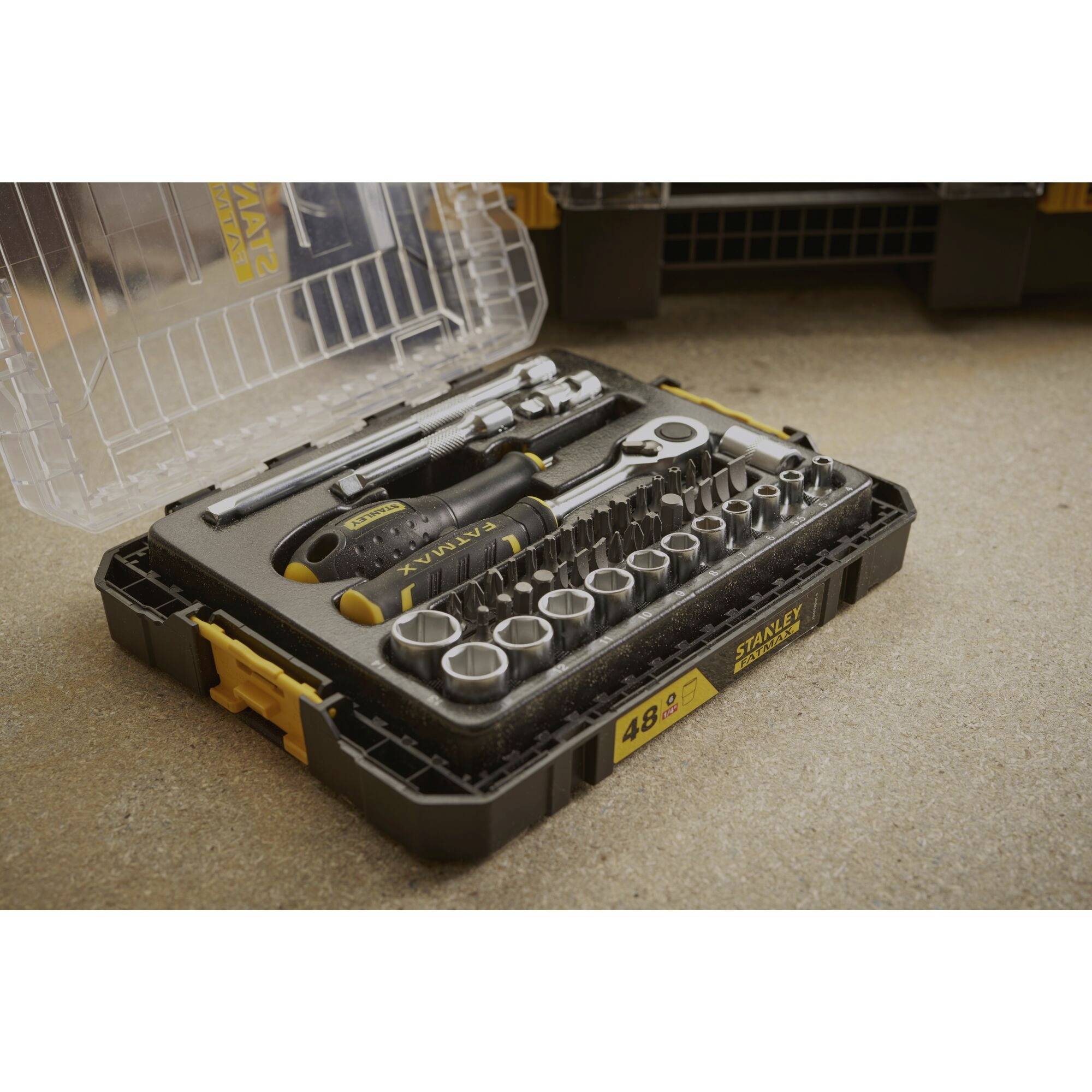 Zestaw narzędziowy z różnymi kluczami nasadowymi i śrubokrętem. Otwierkane wieko ukazuje uporządkowane rozmieszczenie narzędzi.