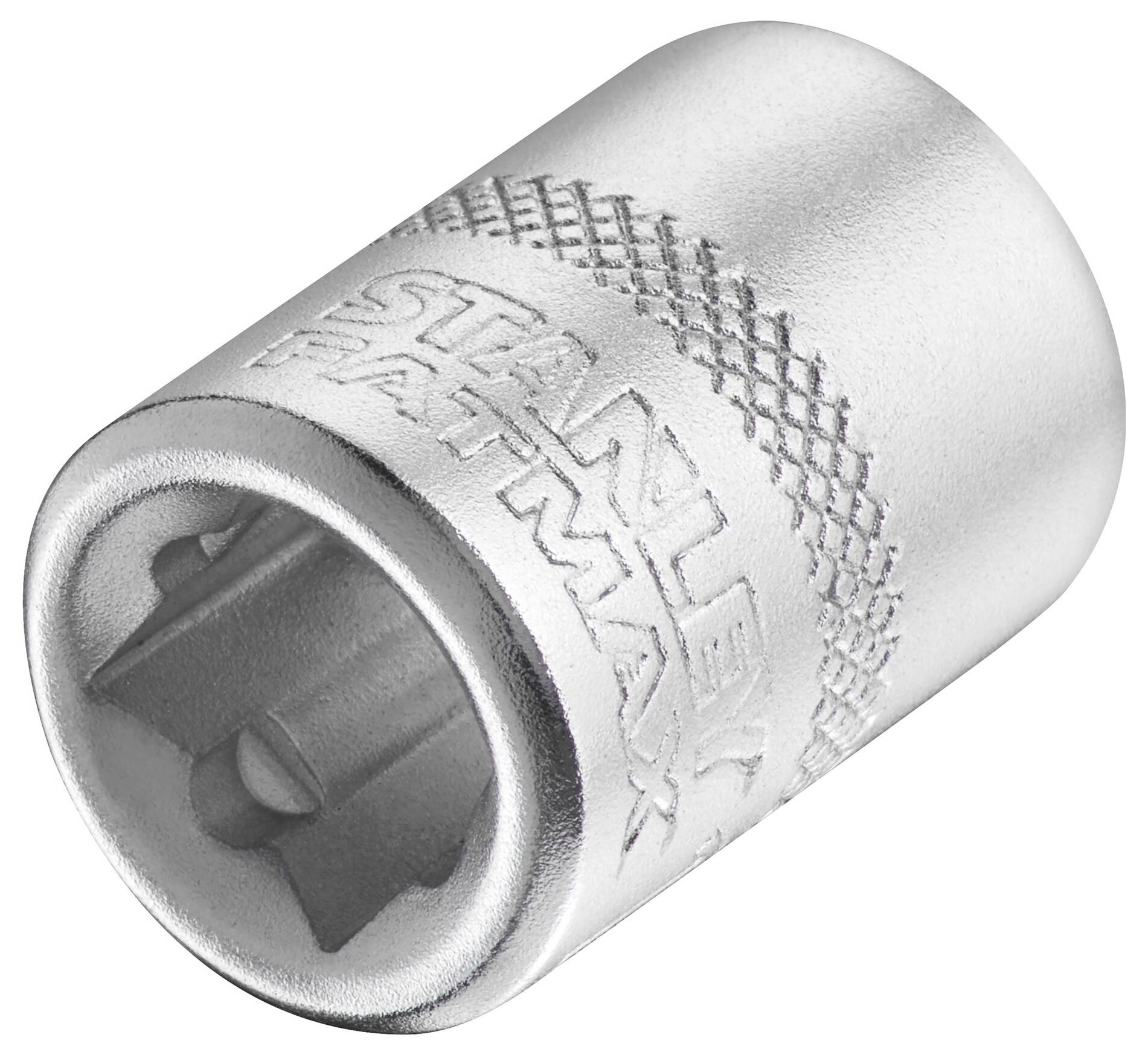 Metalowa, cylindryczna nasadka z wytłoczonym napisem 'Stanley Fatmax', posiadająca sześciokątny otwór przystosowany do używania z kluczami nasadowymi.