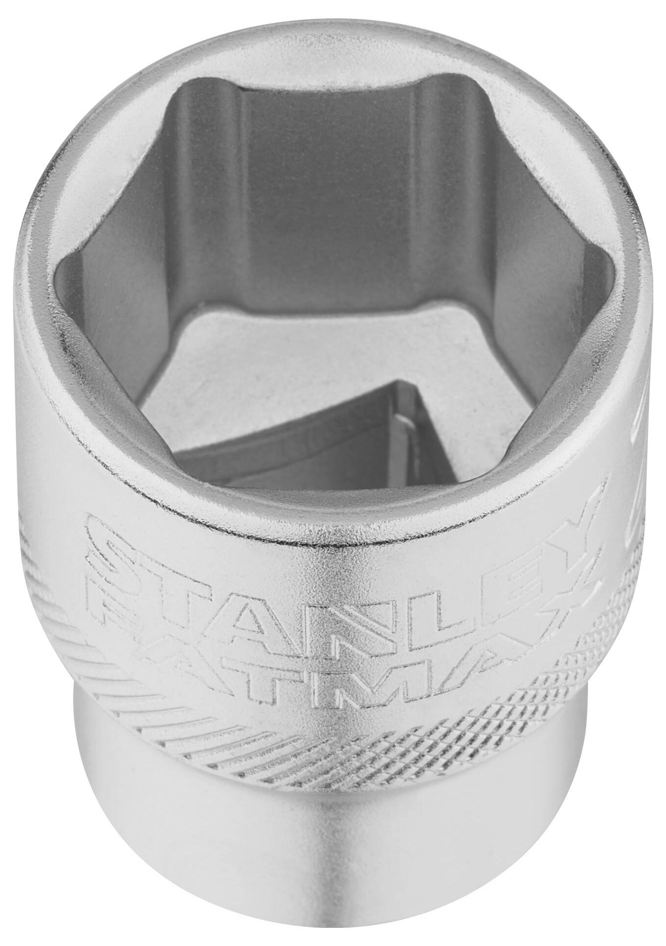 Błyszcząca, srebrna obudowa klucza nasadowego z sześciokątnym wnętrzem i wygrawerowanym napisem 'Stanley' na zewnętrznej stronie.