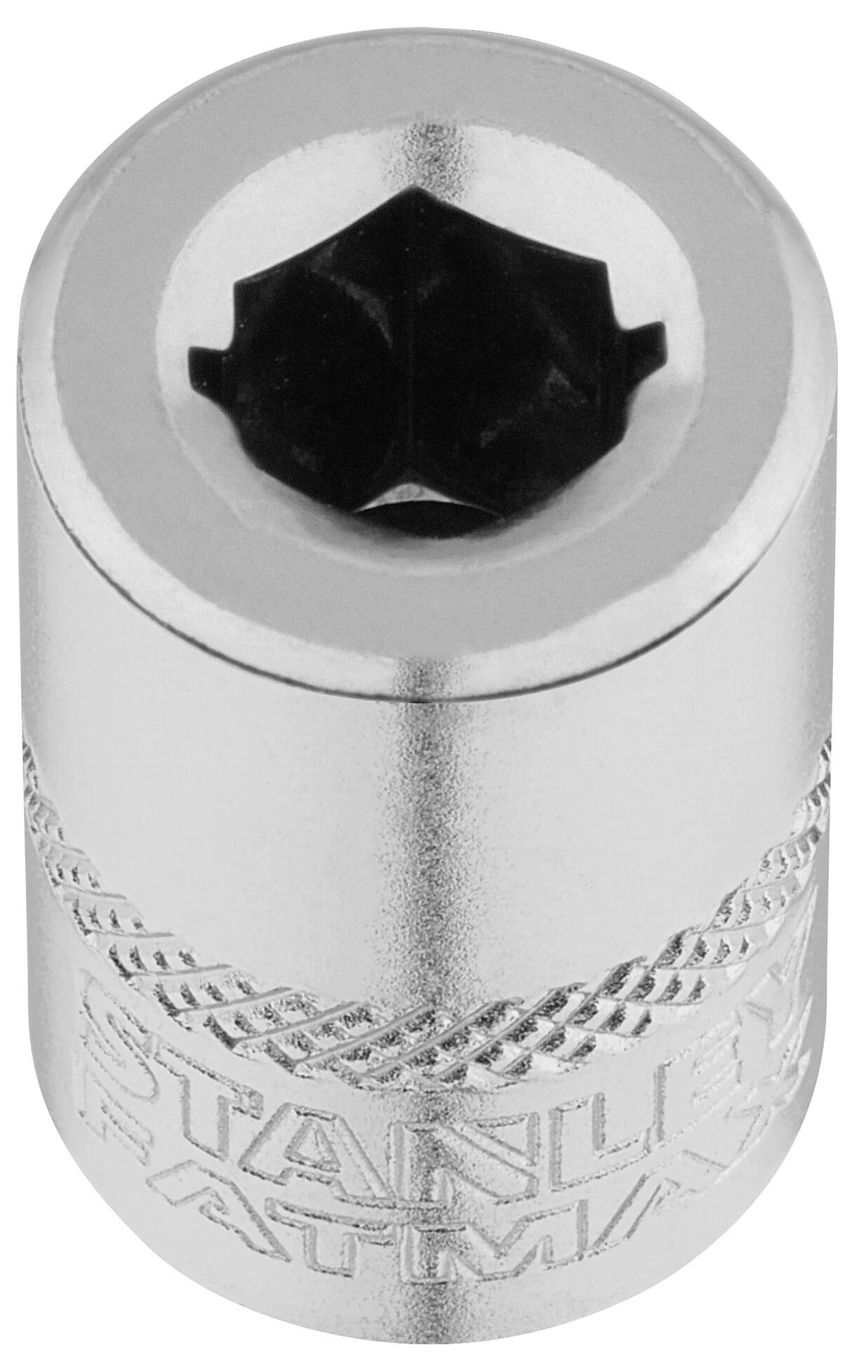 Sześciokątna nasadka chromowana z grawerem 'Stanley', odpowiednia do śrub lub nakrętek.