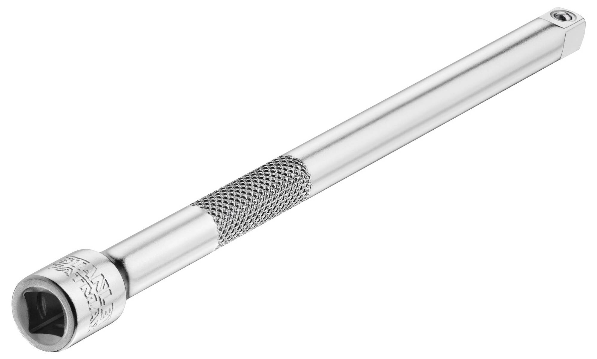 Srebrny uchwyt grzechotki z żebrowaną powierzchnią dla lepszego uchwytu.