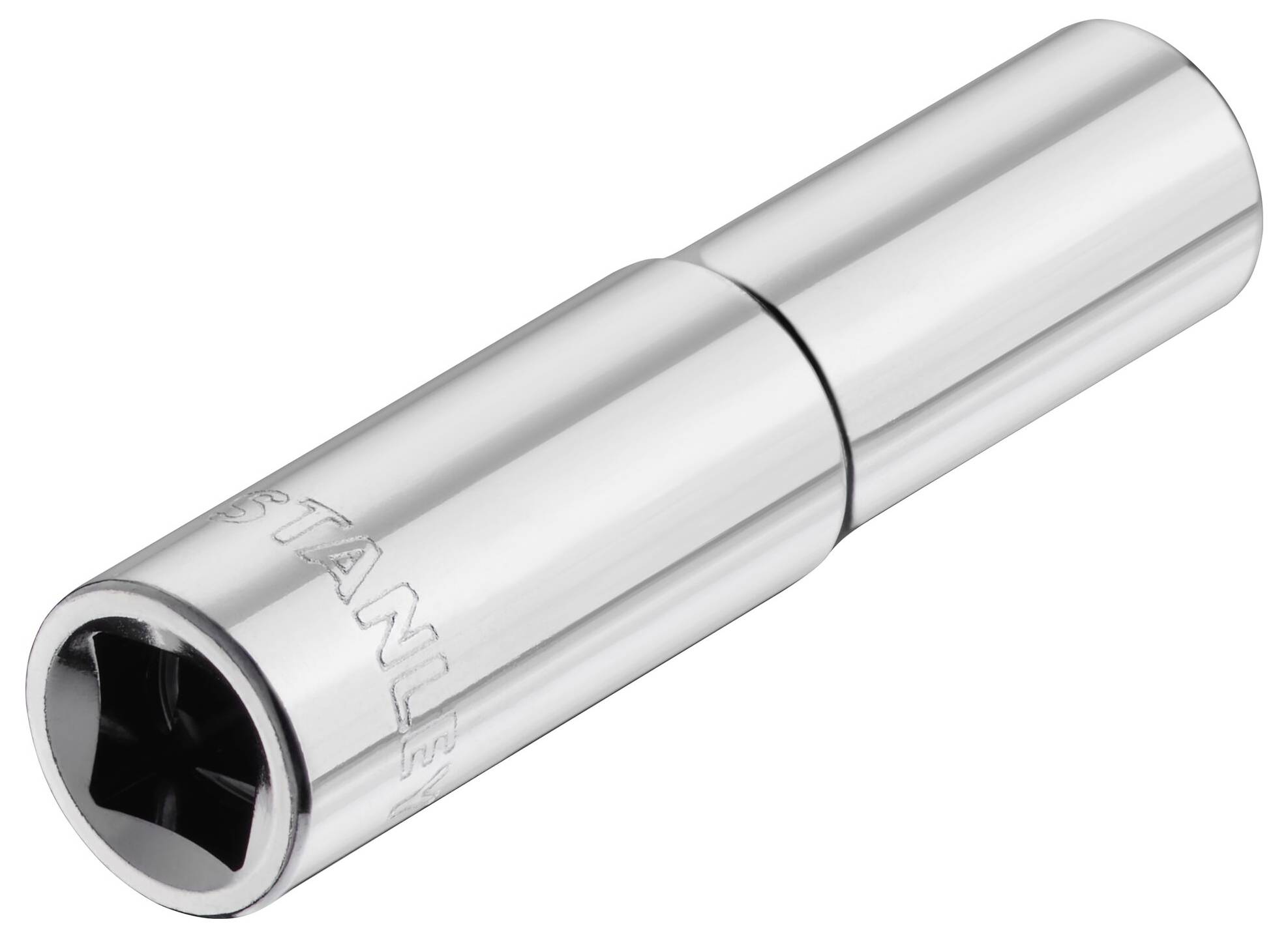Metalowy nasadowy klucz nasadzany, cylindryczny, o połyskującej powierzchni, przedstawiony w ujęciu skośnym. Odpowiedni do śrub i nakrętek.