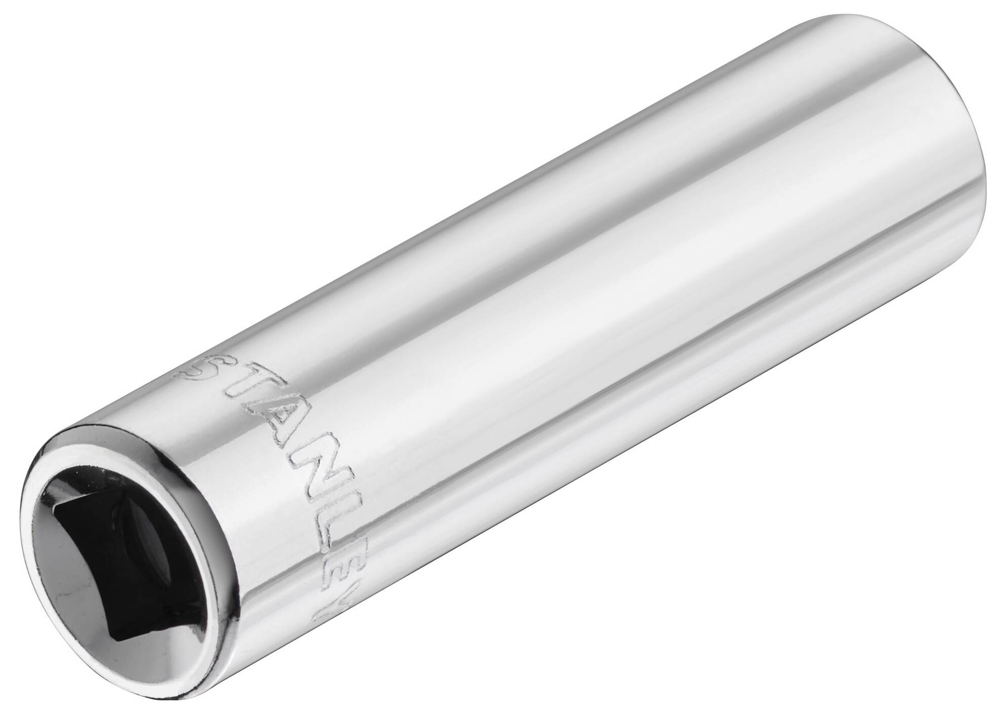 Długi klucz nasadowy wykonany z polerowanego metalu z kwadratowym otworem. Odpowiedni do połączeń śrubowych w ciasnych przestrzeniach.