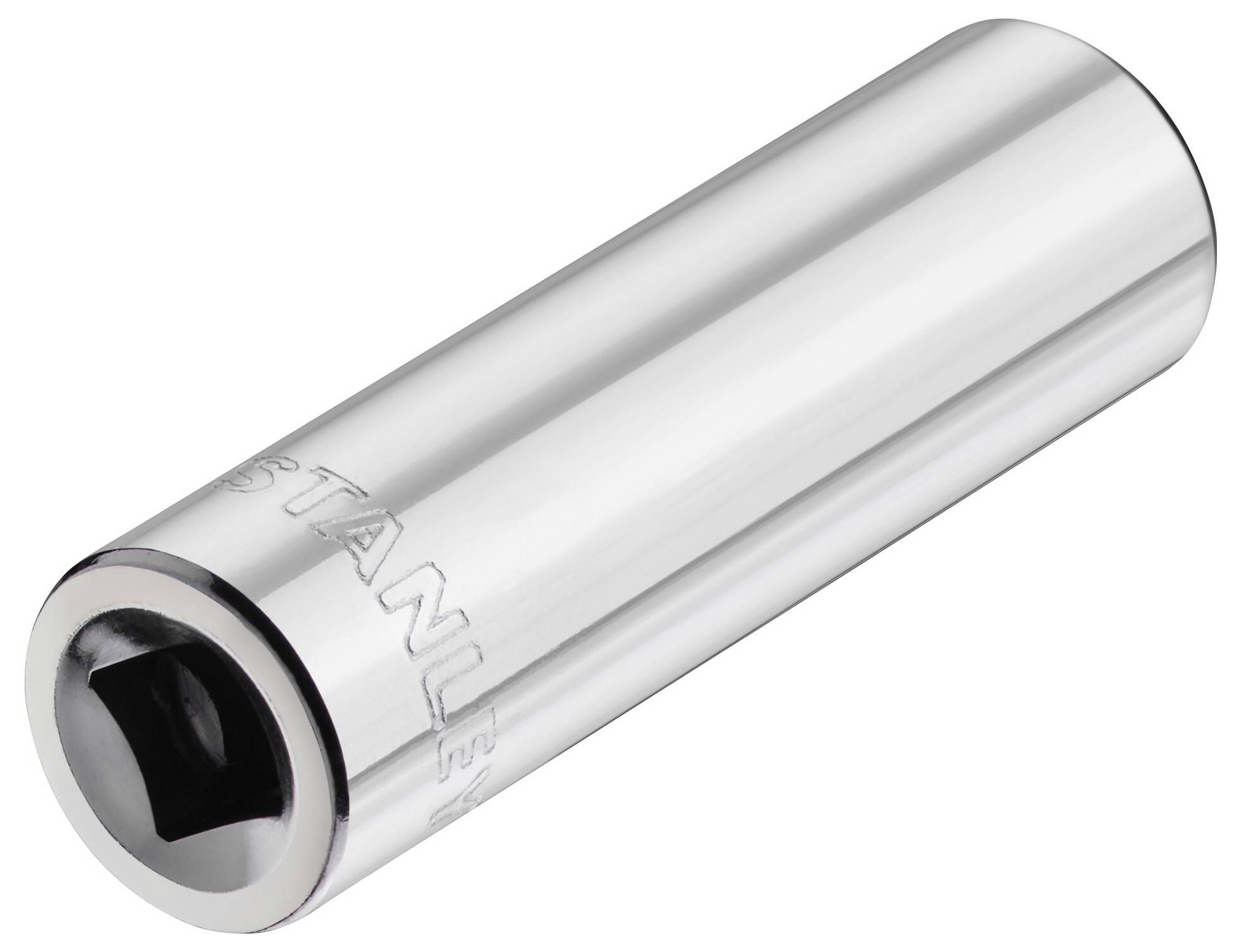 Metalowy nasadowy klucz nasadowy w kształcie cylindrycznym o błyszczącej powierzchni, sygnowany marką 'Stanley'.