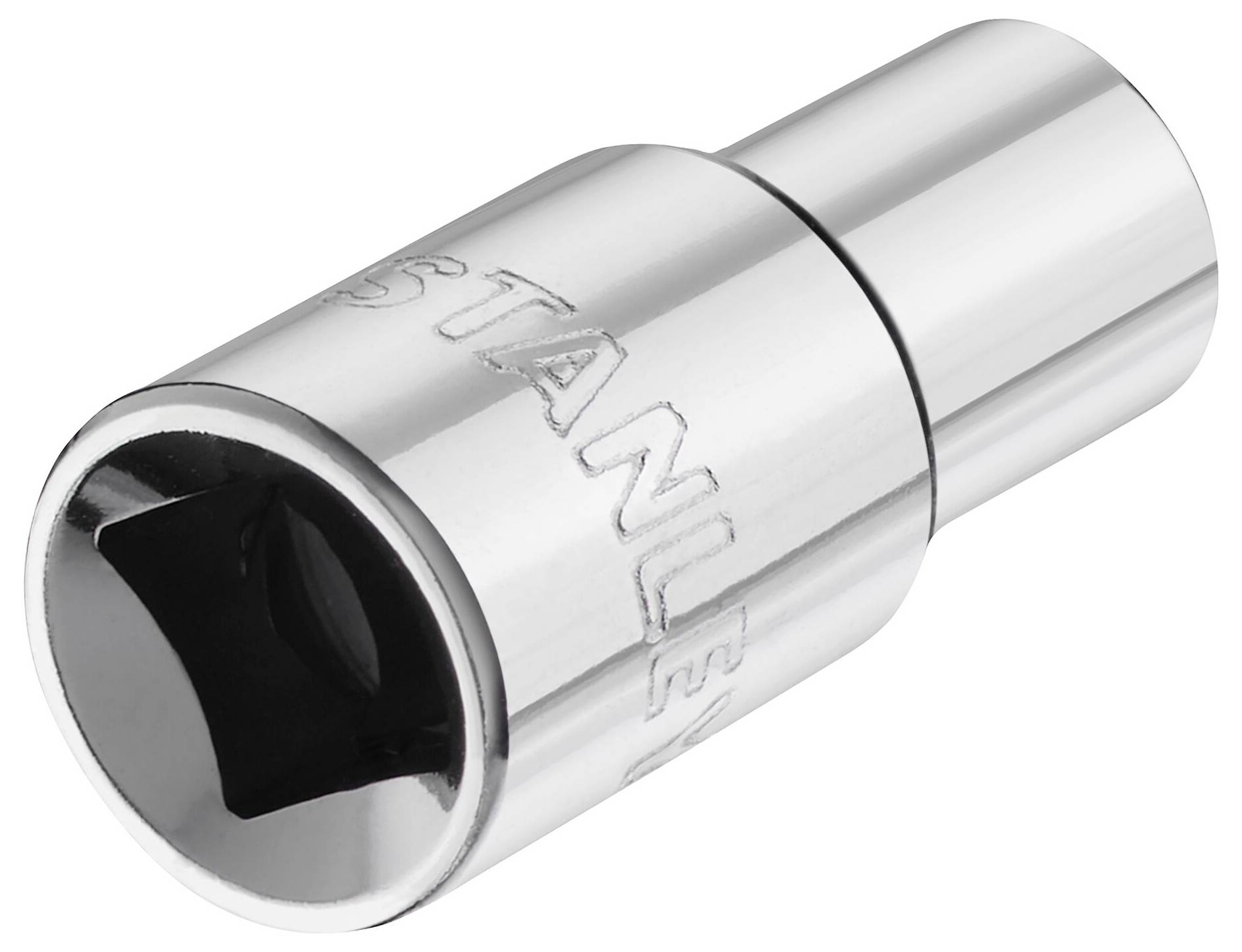 Metalowy nasadowy klucz nasadowy, o cylindrycznym kształcie, z połyskującą powierzchnią, przeznaczony do narzędzi. Oznaczony logo 'STANLEY'.