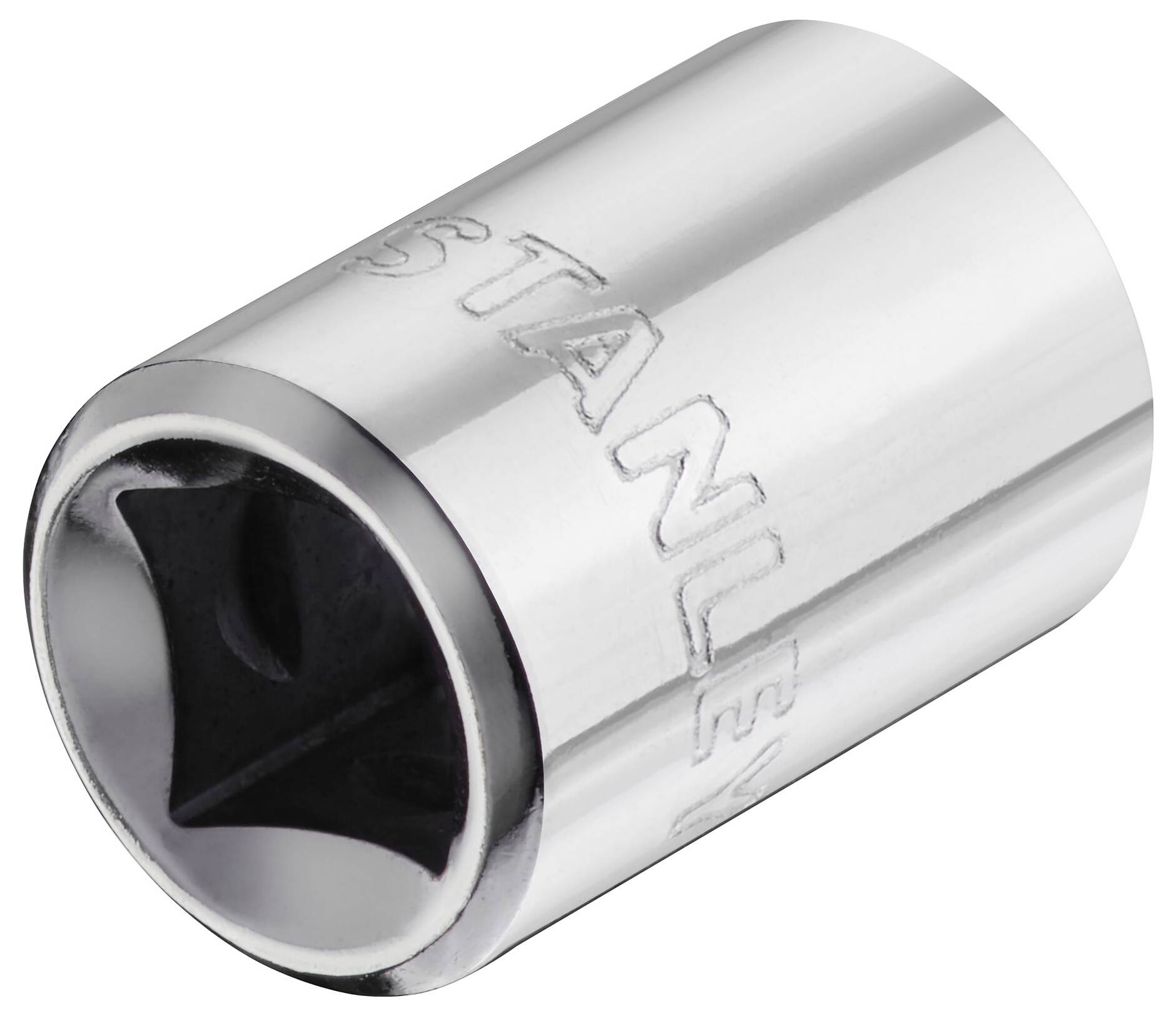 Metalowa nasadka z błyszczącą powierzchnią, z wytłoczonym napisem 'STANLEY'. Odpowiednia do kluczy lub grzechotek do dokręcania nakrętek.