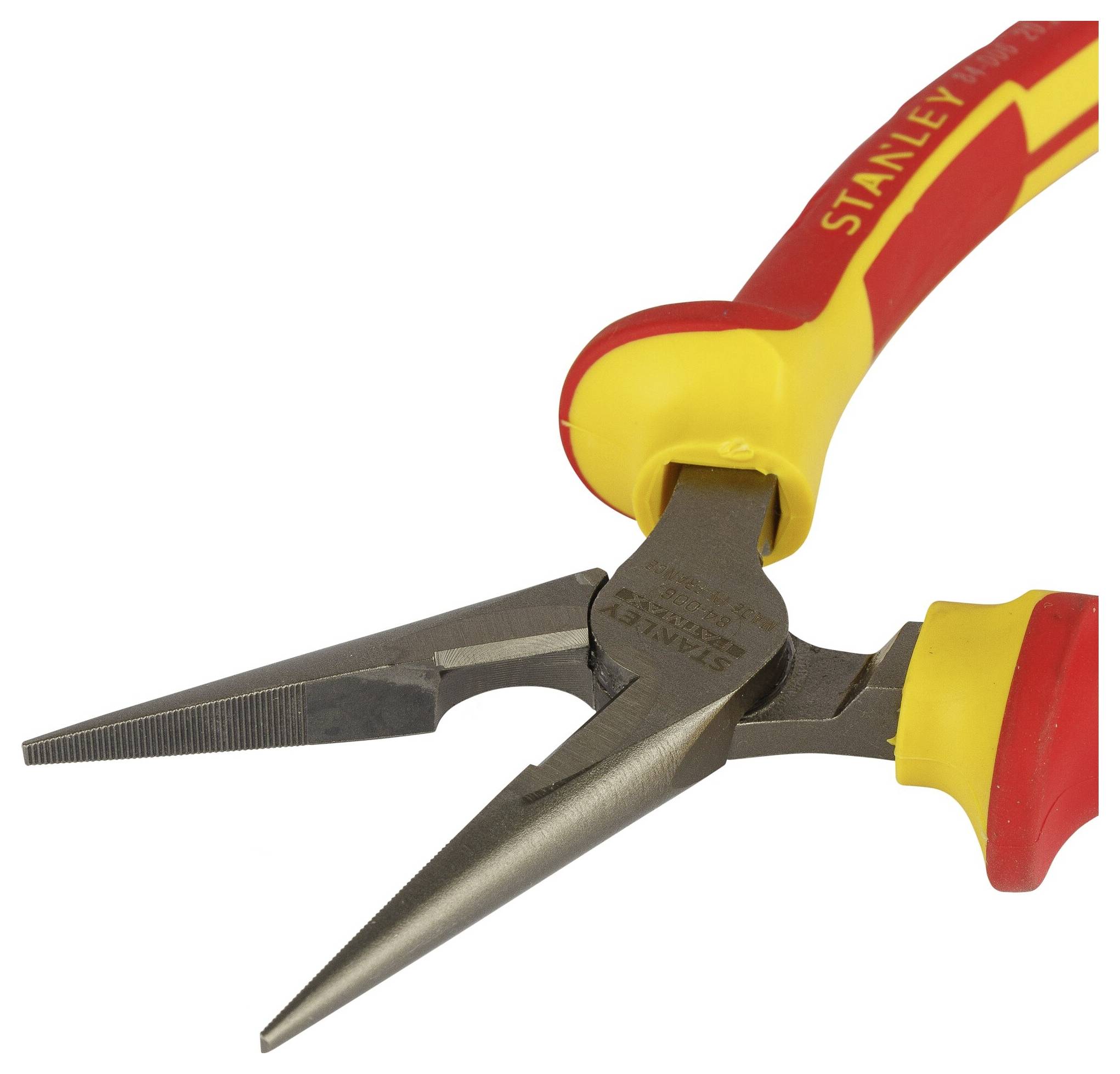 Żółto-czerwone szczypce uniwersalne, izolowane, sfotografowane na białym tle.