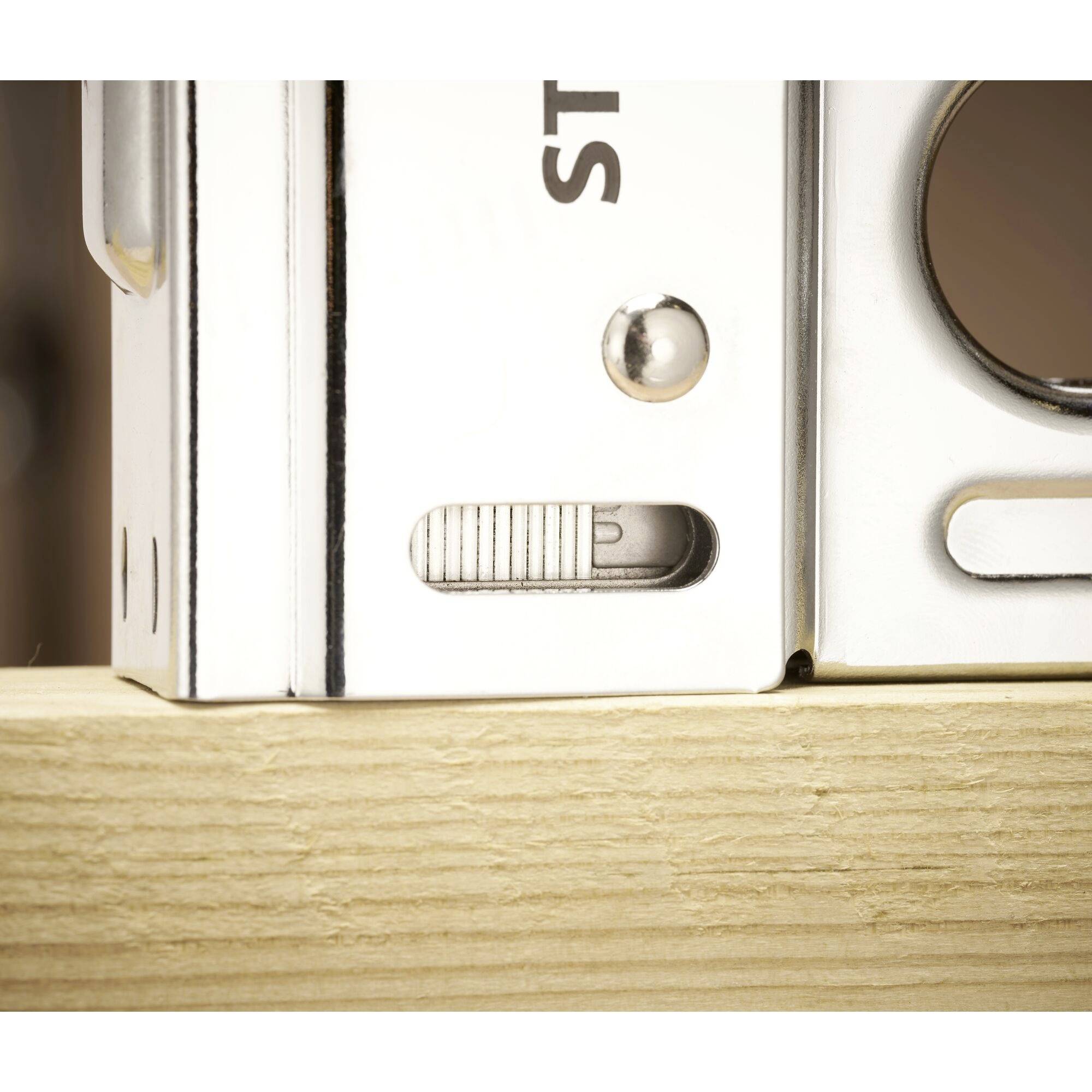 Srebrny poziomnik na desce drewnianej wskazuje, że powierzchnia jest wyrównana.