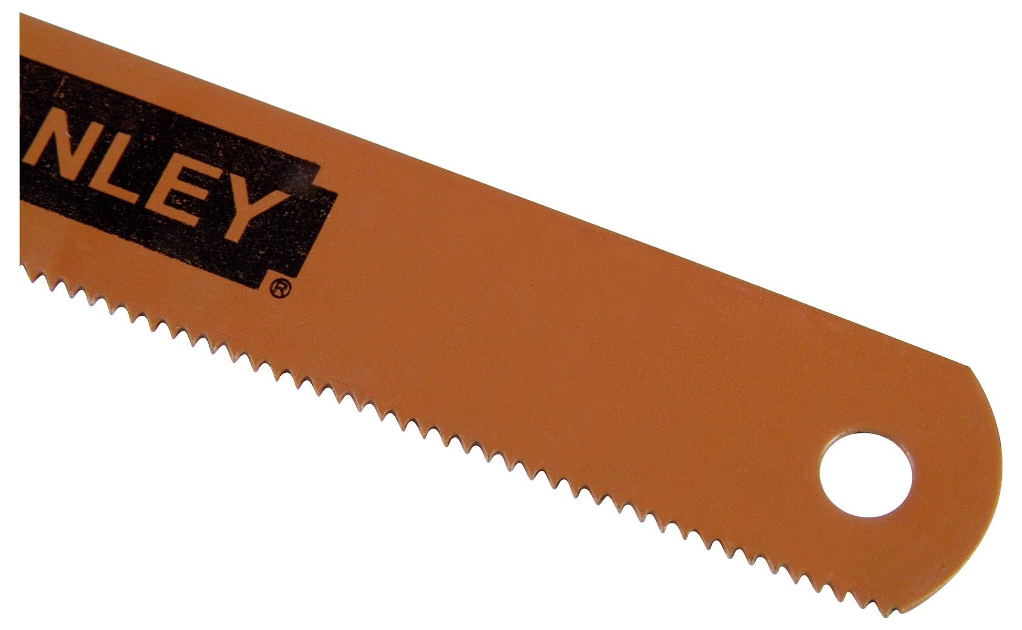 Pomarańczowa piła z drobnymi zębami i otworem na wiertło po prawej stronie, w ukośnym ustawieniu.