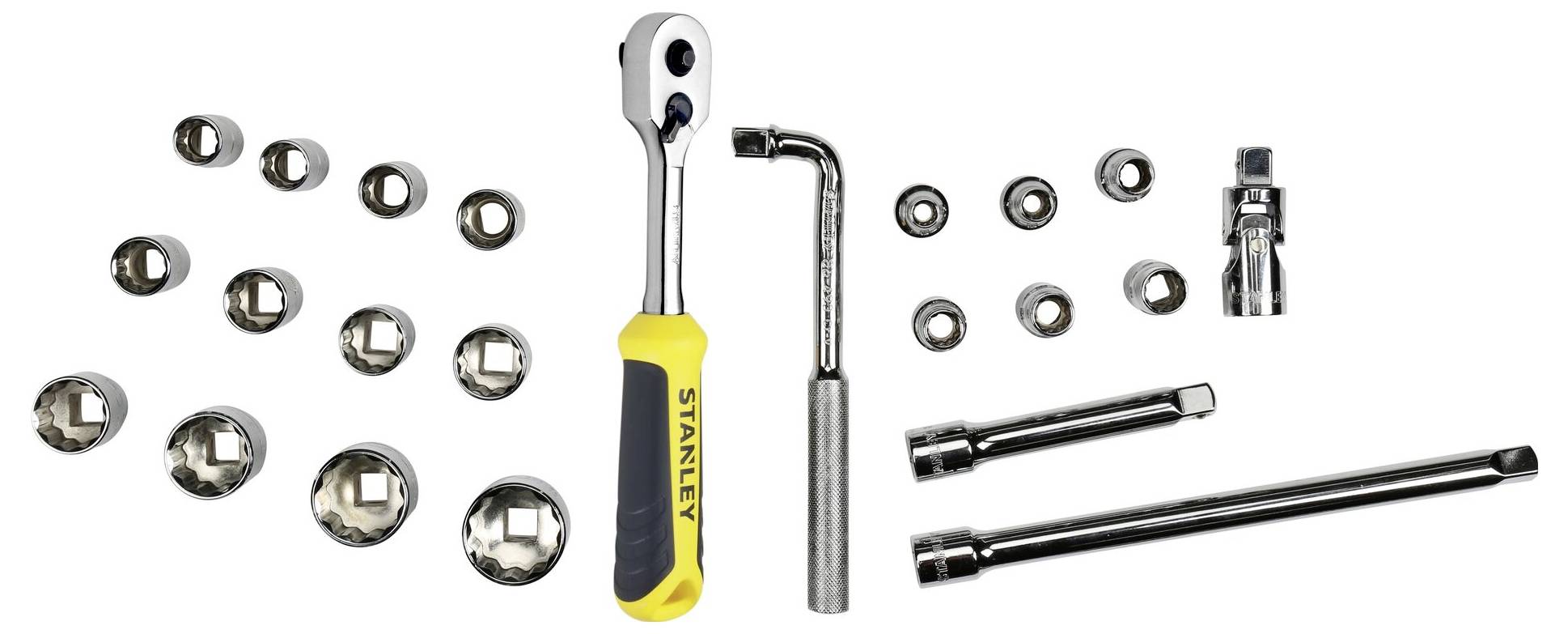 Różne klucze nasadowe i narzędzia z grzechotką, w tym grzechotka z żółtą rękojeścią i kilka przedłużek, ułożone na białym tle.