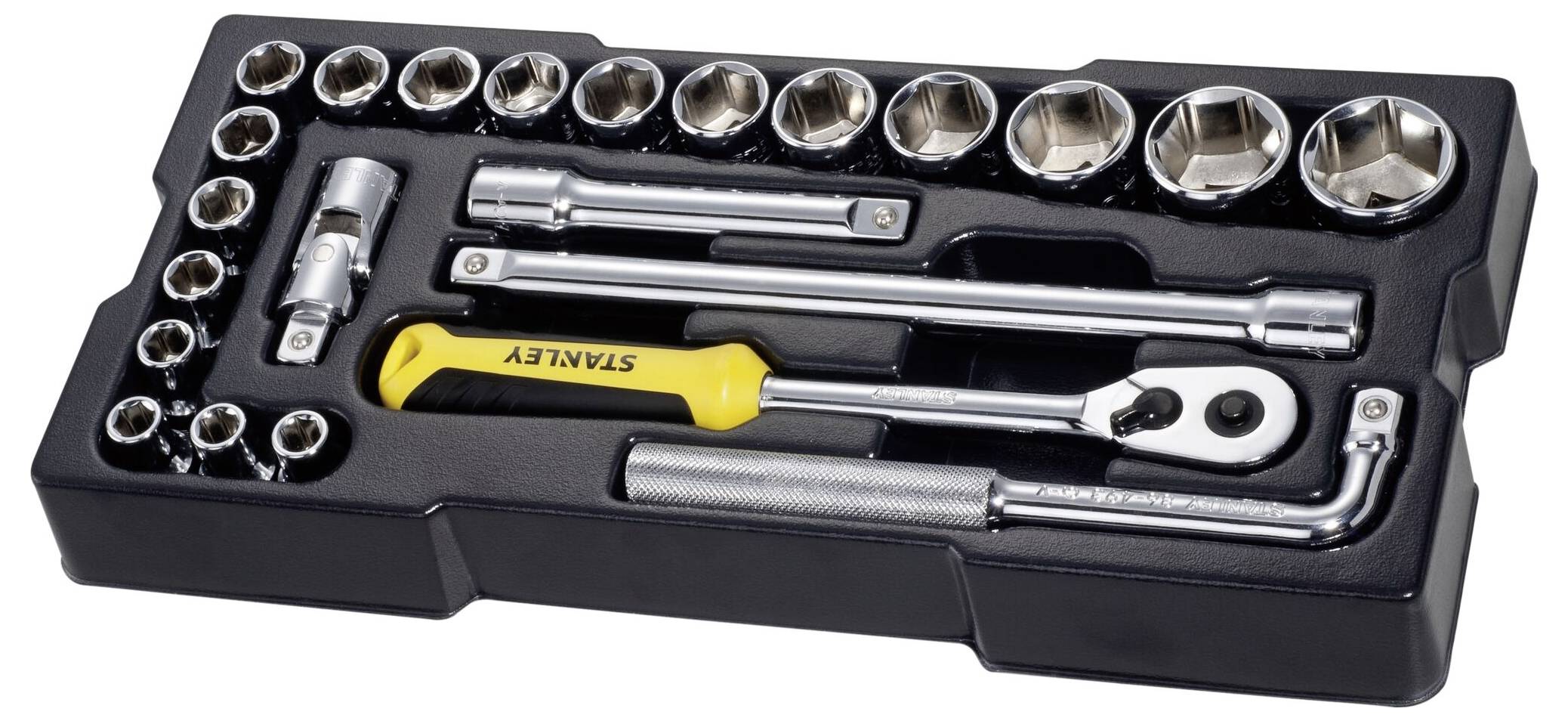 Zestaw kluczy nasadowych o różnych rozmiarach, z grzechotką i przedłużkami, zapakowany w czarną plastikową walizkę.