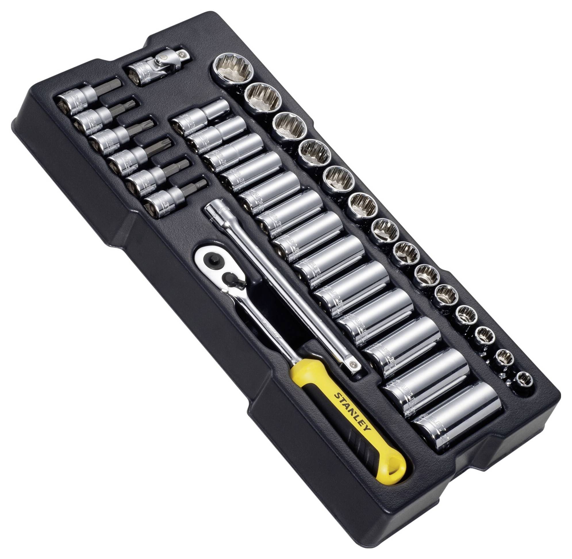 Zestaw kluczy nasadowych w czarnym pudełku z tworzywa sztucznego, zawierający różne nasadki, grzechotkę i żółtą rękojeść wkrętaka.