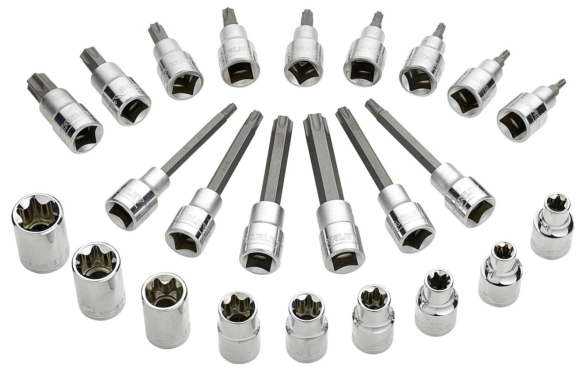 Zestaw srebrnych nasadek i przedłużek w różnych rozmiarach, ułożonych w kształcie koła na białym tle.