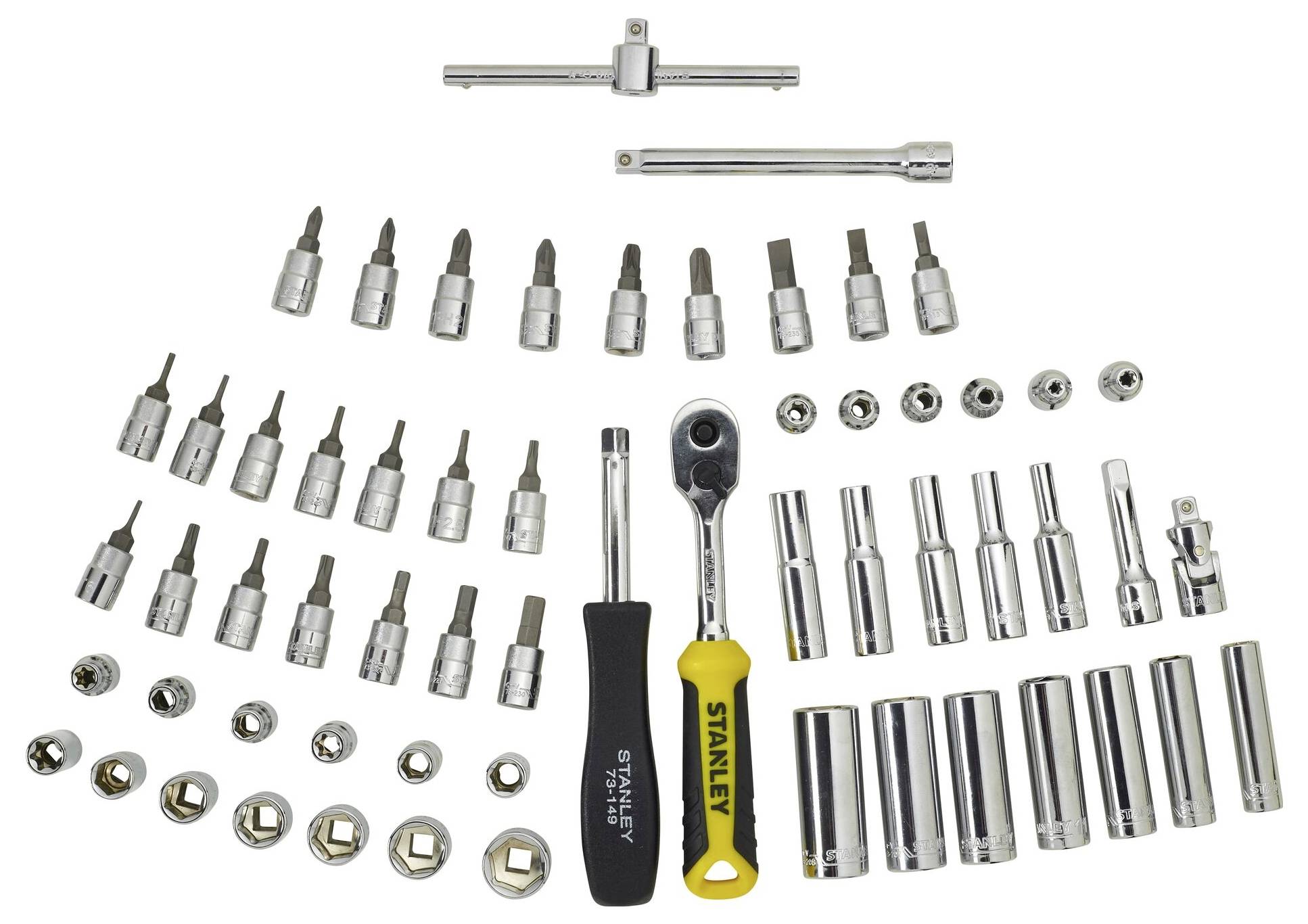 Zestaw kluczy nasadowych i bitów w różnych rozmiarach, w tym z grzechotką i przedłużkami, ułożony na białym tle.