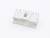 Biały, prostokątny wtyk plastikowy z wieloma metalowymi stykami na górnej powierzchni, używany do połączeń elektronicznych.
