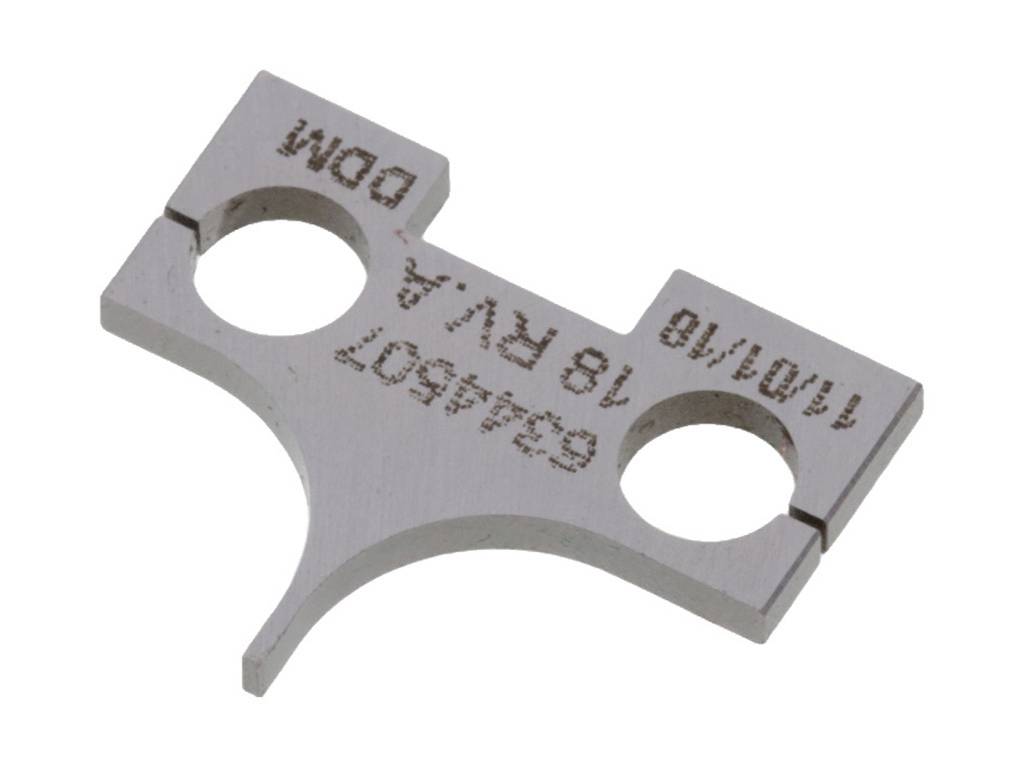 Metalowa płyta z dwoma okrągłymi otworami i grawerunkiem 'DOM 11/01/08 18 RVA 6244607'. Prawdopodobnie element mechaniczny.