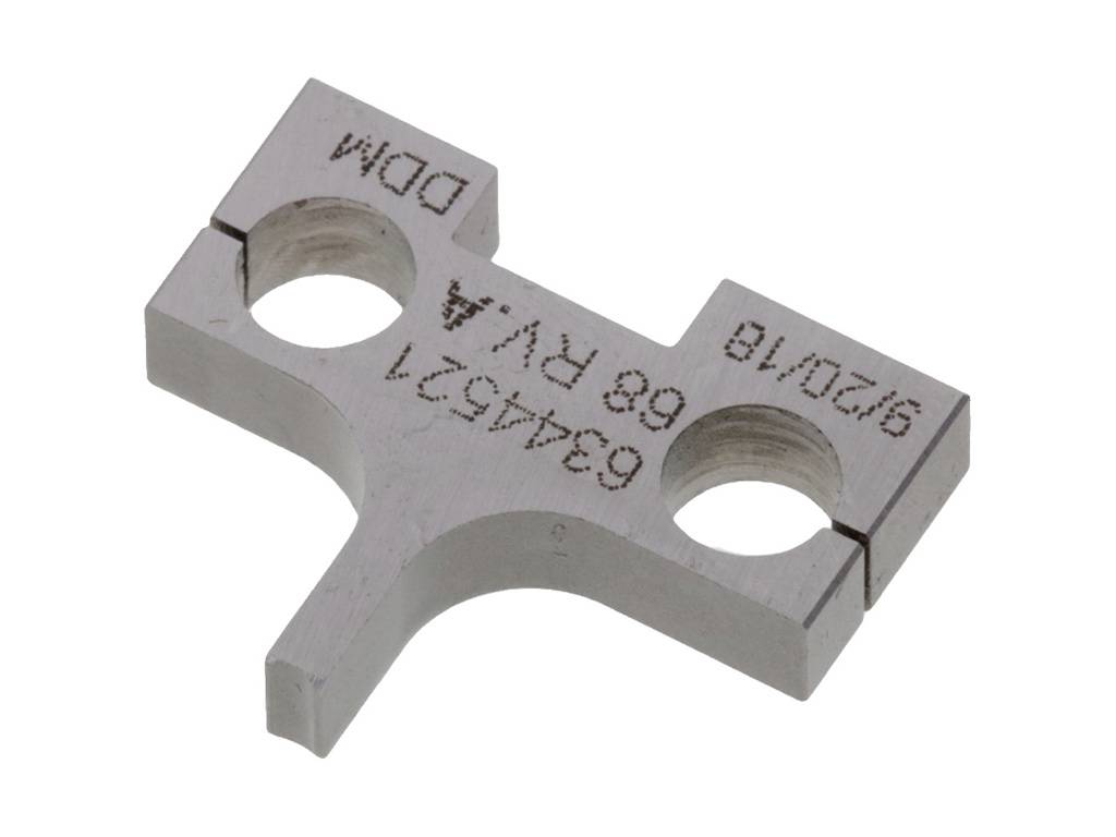 Metalowy element w kształcie litery T z dwoma otworami i grawerami na powierzchni, oznaczony numerem '6346471 68 R V/A 97078 DDM'.