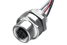 Metalowy wtyk z wielokolorowymi przewodami do połączeń elektronicznych.