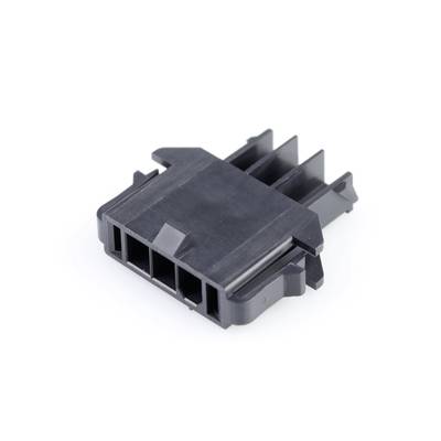 Czarny wtyk plastikowy z czterema otworami kwadratowymi, zaciskami bocznymi i żebrowaną górną częścią. Stosowany do połączeń elektronicznych.