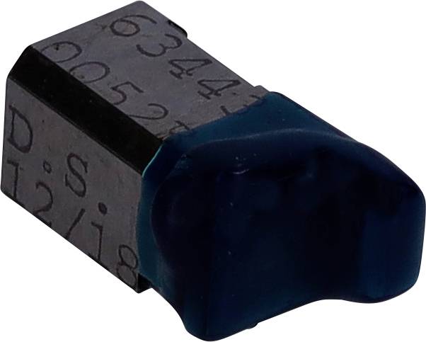 Mały, prostokątny element elektroniczny o czarnej obudowie i niebieskiej górnej powierzchni, z wygrawerowanymi numerami i literami na boku.