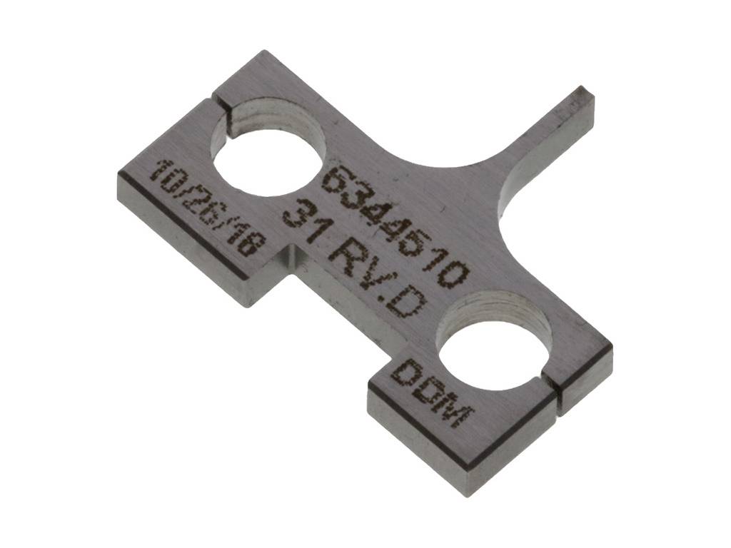 Metalowy element z dwoma okrągłymi wycięciami, zadrukowany napisami '6344510', '31 RV/D', '10/26/18' oraz 'DDM'. Stosowany do precyzyjnego montażu.