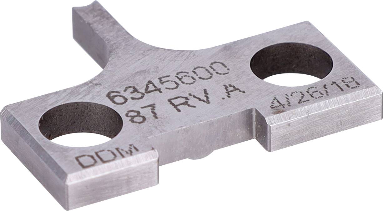 Metalowy element z wygrawerowanym tekstem: '6345600 87 RV A 4/26/18 DDM'. Posiada dwa duże otwory i wystający zakładkę.