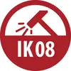 Czerwona okrągła ikona odporności na uderzenia IK08 pokazująca młotek uderzający w powierzchnię, z tekstem "IK08" w kolorze białym.