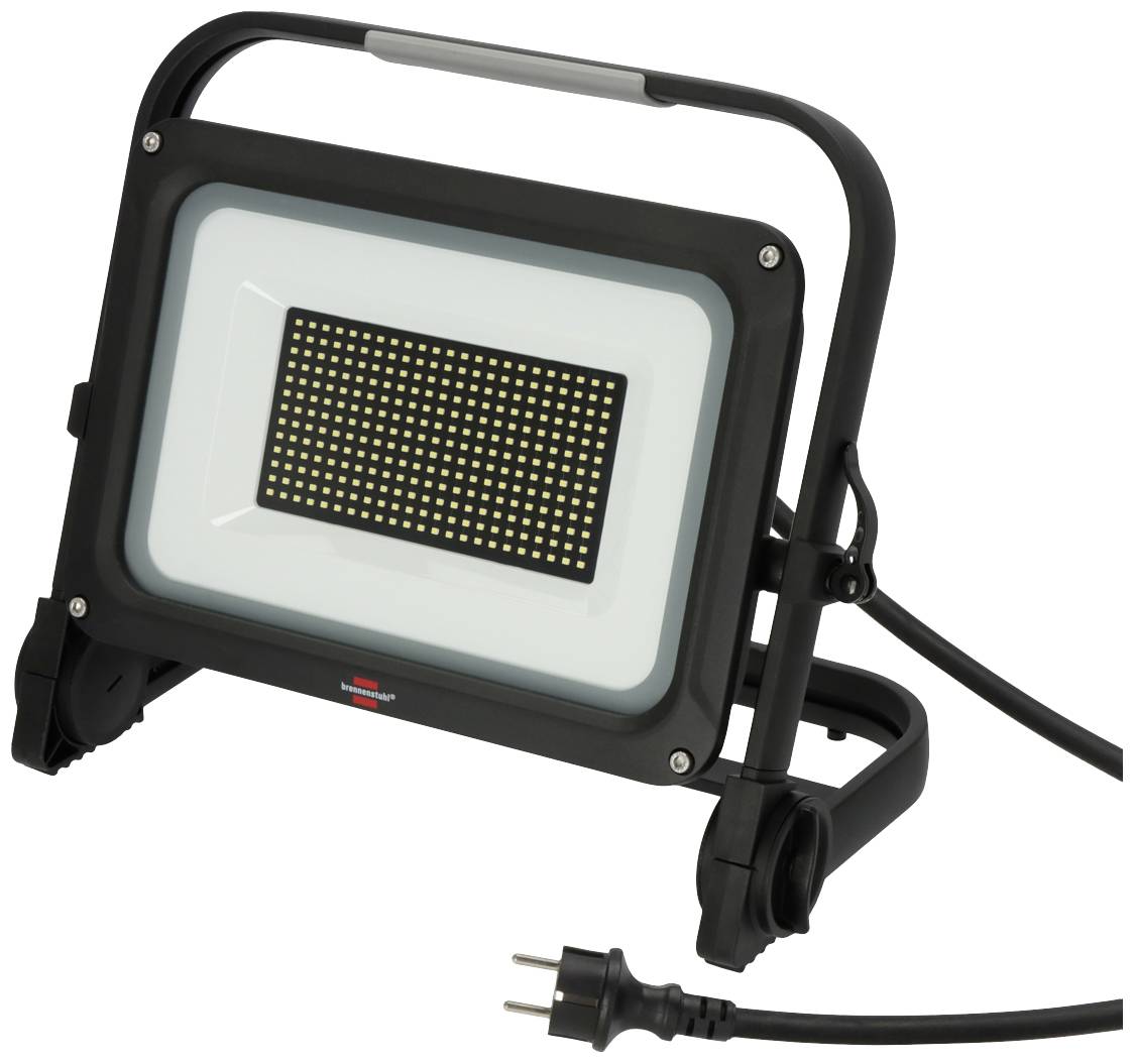 Czarny reflektor LED na statywie z przewodem sieciowym, odpowiedni do stref roboczych lub placów budowy, zapewnia jasne oświetlenie.