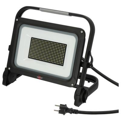 Przenośny reflektor LED z regulowanym stojakiem i przewodem zasilającym na białym tle.