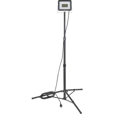 Przenośna lampa robocza LED na wysokim regulowanym statywie tripod z przewodem zasilającym i stabilizującymi nogami.
