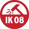 Symbol 'IK 08' w kolorze czerwonym z młotkiem uderzającym w powierzchnię. Symbolizuje stopień odporności na uderzenia zgodnie z klasą ochrony IK.