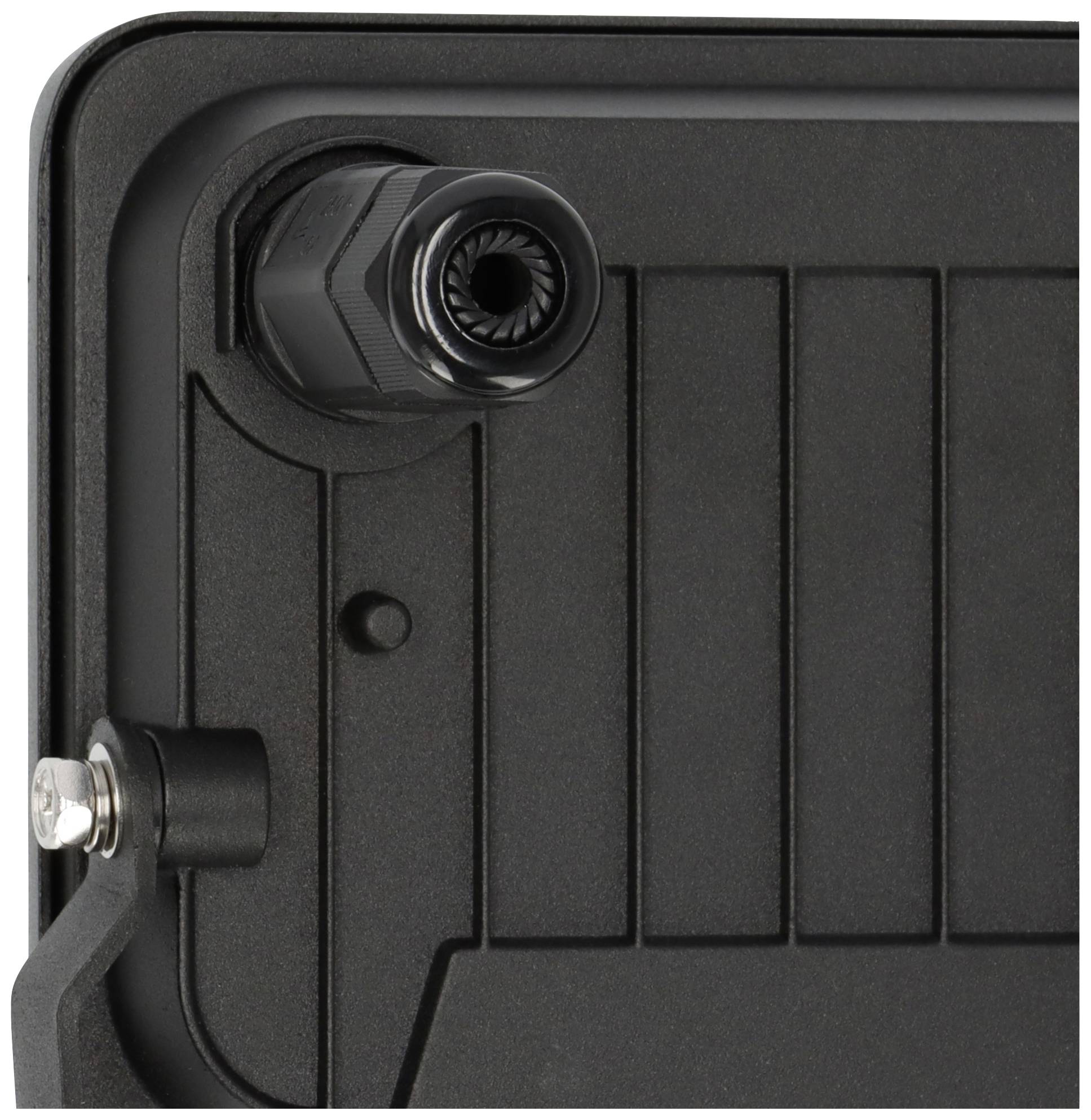 Zbliżenie czarnego elementu technicznego z podłączeniem przewodu w lewym górnym rogu oraz wspornikiem z boku.